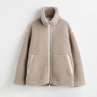 Damen Winterjacke aus Teddyfell in Beige, mit Reißverschluss und Stehkragen. Kuschelig, warm und modisch für kalte Tage.