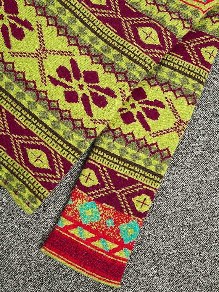 Einzigartiger Print-Pullover mit buntem, geometrischem Muster in Grün, Rot und Blau. Modetrend 2023, stilvoller Strick, NewBerlin Mode.