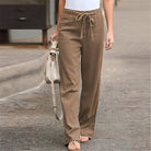 Lässige Leinenhosen in Braun für Damen, ideal für Sommermode. Bequeme Passform, mit Kordelzug, perfekt für Freizeit und urbane Outfits.
