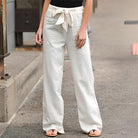 Damen Leinenhose in Weiß, lässig und bequem, mit Bindegürtel. Perfekt für Sommermode, Freizeitlook und stilvolle Outfits.