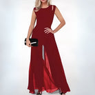 Frau in elegantem, rotem Abendkleid mit Schlitz, hält schwarze Clutch, Mode, Abendgarderobe.