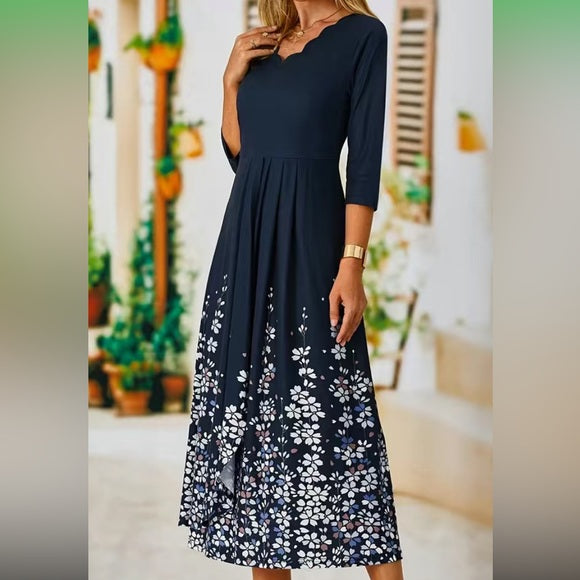 Elegantes Damenkleid in Dunkelblau mit floralen Mustern, 3/4-Ärmeln und V-Ausschnitt. Perfekt für Sommermode und festliche Anlässe.