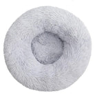 Rundes, flauschiges Hundebett in Hellgrau, ideal für kleine bis mittelgroße Hunde. Komfortabel, waschbar und stilvoll für jedes Zuhause.