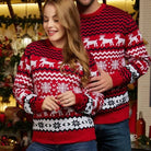 Roter Weihnachtspullover mit Rentier- und Schneeflockenmuster, ideal für festliche Anlässe. Perfekt für Paare, die im Partnerlook feiern möchten.