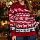 Roter Weihnachtspullover mit Rentier- und Schneeflockenmuster, ideal für festliche Anlässe. Perfekt für Weihnachtsfeiern und Wintermode.