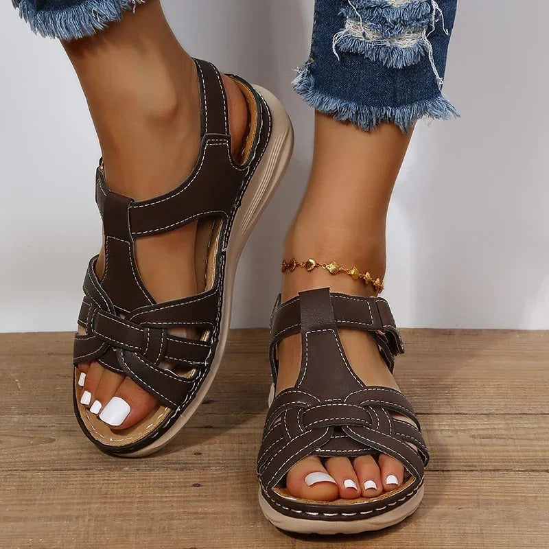 Damen Sandalen braun, Leder, bequem, Sommermode, Fußkettchen, lässig, offene Zehen, Jeans.