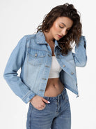 Damen-Jeansjacke in hellem Blau, modisch und vielseitig, ideal für Freizeitoutfits. Perfekt kombinierbar mit Jeans und T-Shirts.