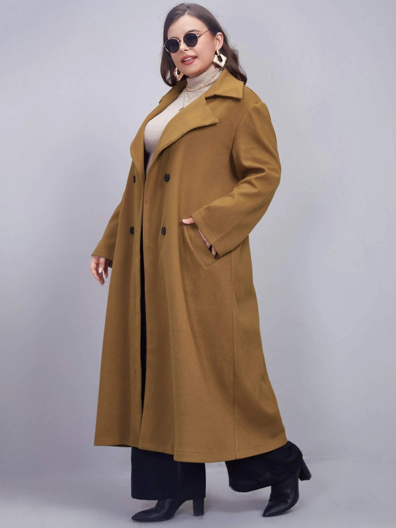 Damen-Wollmantel in Camel, elegant und zeitlos, ideal für Herbst und Winter. Plus-Size-Mode, doppelte Knopfleiste, stilvoll und warm.