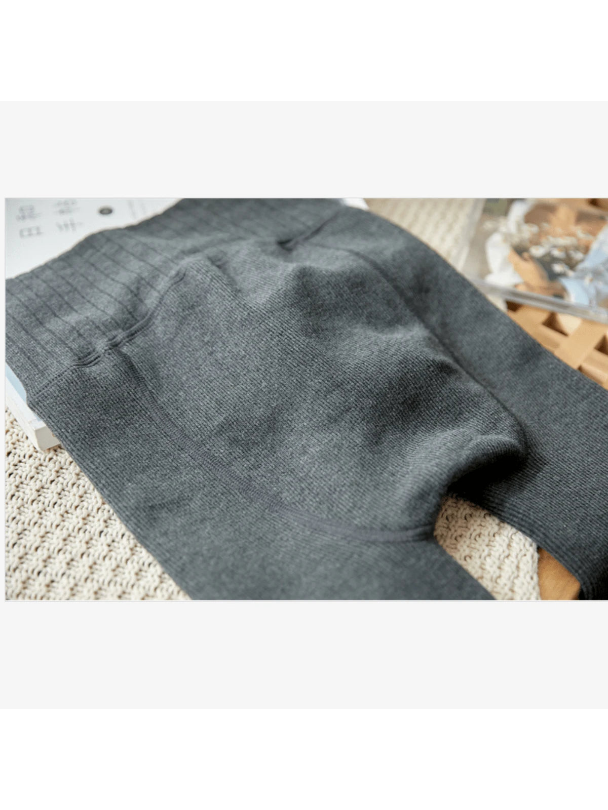 Graue Strickleggings aus weichem Material, ideal für Herbst und Winter. Bequeme Passform, vielseitig kombinierbar, modisch und warm.