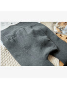Graue Strickleggings aus weichem Material, ideal für Herbst und Winter. Bequeme Passform, vielseitig kombinierbar, modisch und warm.