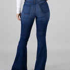 Damen-Schlagjeans in Dunkelblau, figurbetont und modisch. Perfekt für trendige Outfits. Hochwertige Denim-Qualität für optimalen Tragekomfort.