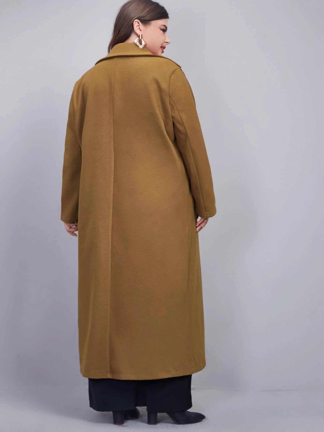 Damenmantel in Kamelbraun, lang geschnitten, elegantes Design, ideal für Herbst und Winter. Perfekt für stilvolle, warme Outfits.