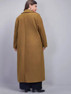 Damenmantel in Kamelbraun, lang geschnitten, elegantes Design, ideal für Herbst und Winter. Perfekt für stilvolle, warme Outfits.