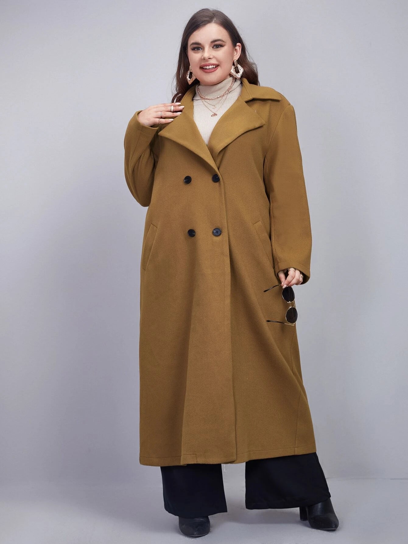 Damen Wintermantel in Camel, lang und elegant, mit Knopfleiste. Perfekt für kalte Tage. Modischer Mantel für stilvolle Outfits.