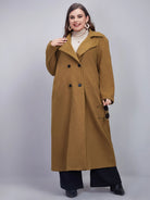 Damen Wintermantel in Camel, lang und elegant, mit Knopfleiste. Perfekt für kalte Tage. Modischer Mantel für stilvolle Outfits.