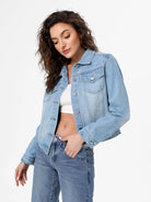 Damen Jeansjacke, hellblau, klassischer Schnitt, ideal für Freizeitmode. Perfekt kombinierbar mit T-Shirts und Jeans für einen lässigen Look.