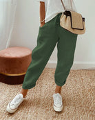 Damen Leinenhose grün, lässig, atmungsaktiv, Sommermode, bequem, mit weißen Sneakers.