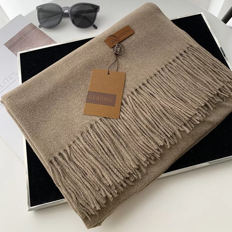 Luxuriöser, beiger Schal mit Fransen von GERUNSI, ideal für stilvolle Herbst- und Wintermode. Perfekt als Geschenk oder modisches Accessoire.