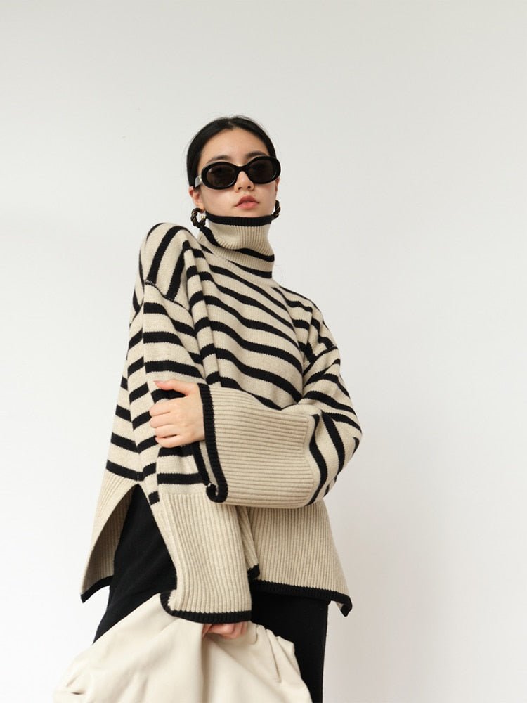 Gestreifter Rollkragenpullover für Damen, ideal für kalte Jahreszeiten. Modisch, warm und bequem. Perfekt für Herbst- und Winteroutfits.
