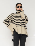 Gestreifter Rollkragenpullover für Damen, ideal für kalte Jahreszeiten. Modischer Strickpullover, warm und stilvoll, perfekt für Herbst und Winter.