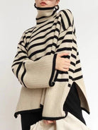 Gestreifter Rollkragenpullover für Damen, ideal für kalte Jahreszeiten. Modischer, beiger Strick mit schwarzen Streifen. Perfekt für Wintermode.