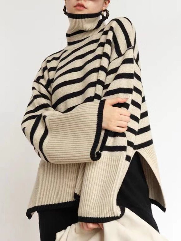 Gestreifter Rollkragenpullover für Damen, ideal für kalte Jahreszeiten. Modischer, beiger Strick mit schwarzen Streifen. Perfekt für Wintermode.