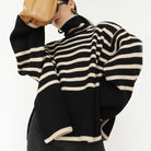 Gestreifter Pullover mit Rollkragen, schwarz-weiß, ideal für kalte Jahreszeiten. Modischer Strick, warm und stilvoll für Damen.