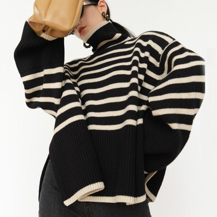 Gestreifter Pullover mit Rollkragen, schwarz-weiß, ideal für kalte Jahreszeiten. Modischer Strick, warm und stilvoll für Damen.