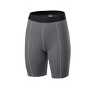 Graue mittellange Sportshorts für Damen, atmungsaktiv und elastisch, ideal für Fitness und Yoga. Perfekte Passform und hoher Tragekomfort.