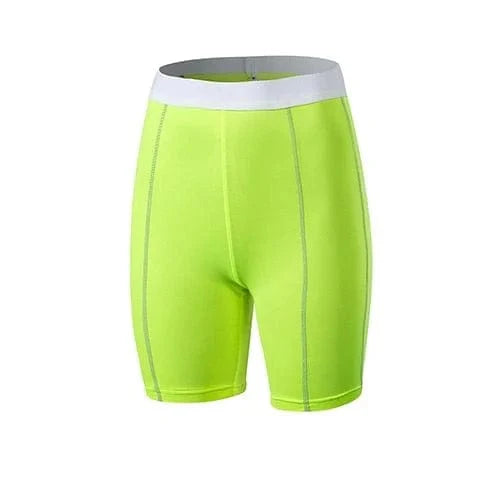 Mittellange grüne Sportshorts für Damen, atmungsaktiv und elastisch, ideal für Fitness und Laufen. Perfekte Passform, Größe S.