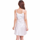 Elegantes Nachthemd aus Satin in Weiß, ärmellos mit Spaghettiträgern. Perfekt für Damen, die Komfort und Stil im Schlaf suchen.