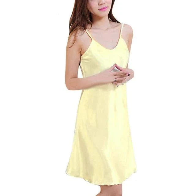 Gelbes Satin-Nachthemd für Damen, ärmellos mit Spaghettiträgern. Elegantes Design, ideal für Nachtwäsche. Weiches, luxuriöses Material.