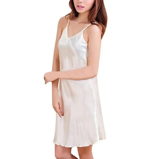 Weißes Satin-Nachthemd für Damen, elegant und bequem, ideal für Nachtwäsche. Perfekt für stilvolle und luxuriöse Nächte.