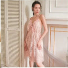 Rosa Nachthemd mit Spitzenbesatz, verstellbaren Trägern und elegantem Ausschnitt. Perfekt für Damenmode, Nachtwäsche, romantische Dessous.