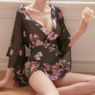 Elegantes Nachthemd mit Blumenmotiv, transparentem Stoff und Kimono-Stil. Perfekt für Damenmode, Nachtwäsche und sinnliche Lingerie.