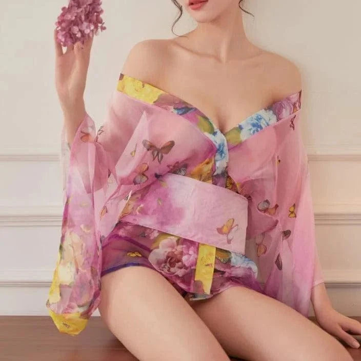 Rosa Nachthemd mit Blumen- und Schmetterlingsmotiv, elegantes Design, weicher Stoff, ideal für Damenmode, Nachtwäsche, romantischer Look.