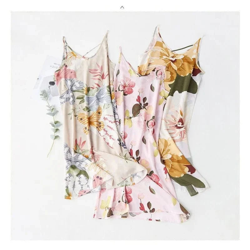 Drei Nachthemden mit floralen Pastellmustern, ideal für Damenmode, Nachtwäsche, bequem und stilvoll, perfekt für den Sommer.