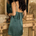 Damen-Nachthemd mit Rüschen in Blau, aus Satin, elegant und bequem. Perfekt für Nachtwäsche, stilvoll und luxuriös. Ideal für entspannte Nächte.