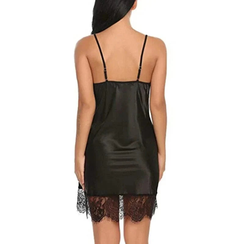 Schwarzes Nachthemd mit V-Ausschnitt, verstellbaren Trägern und Spitzenbesatz. Elegante Nachtwäsche für Damen, ideal für Komfort und Stil.