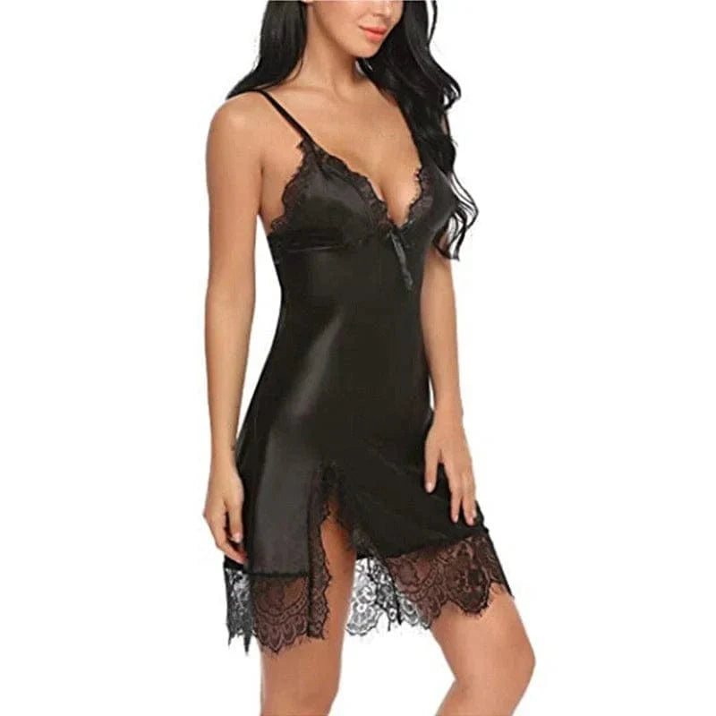 Schwarzes Nachthemd mit V-Ausschnitt, Spitzenbesatz und verstellbaren Trägern. Elegante Nachtwäsche für Damen, ideal für Komfort und Stil.
