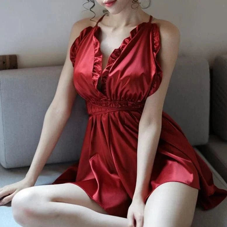 Rotes Nachthemd mit verziertem Ausschnitt, elegantes Design, weicher Satin, ideal für Damenmode, Nachtwäsche, stilvoll und bequem.