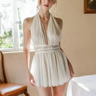 Weißes Nachthemd mit tiefem Ausschnitt und Spitzenband, ärmellos, elegant und feminin. Perfekt für Nachtwäsche und Loungewear.