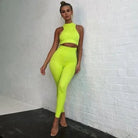 Neon-gelbes Sportset für Damen, bestehend aus Crop-Top und Leggings. Perfekt für Fitness, Yoga und Freizeit. Trendige Sportmode in leuchtendem Gelb.