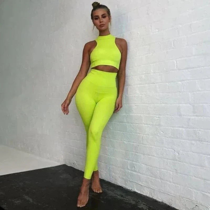 Neon-gelbes Sportset für Damen, bestehend aus Crop-Top und Leggings. Perfekt für Fitness, Yoga und Freizeit. Trendige Sportmode in leuchtendem Gelb.