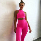 Neon-pinkes Sportset für Damen, bestehend aus Crop-Top und Leggings. Perfekt für Fitness, Yoga und Sport. Trendige Sportbekleidung in leuchtendem Rosa.