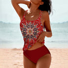 Frau im roten Tankini mit Mandala-Muster am Strand. Sommermode, Bademode, Strandkleidung, stilvoller Badeanzug, Damenmode.