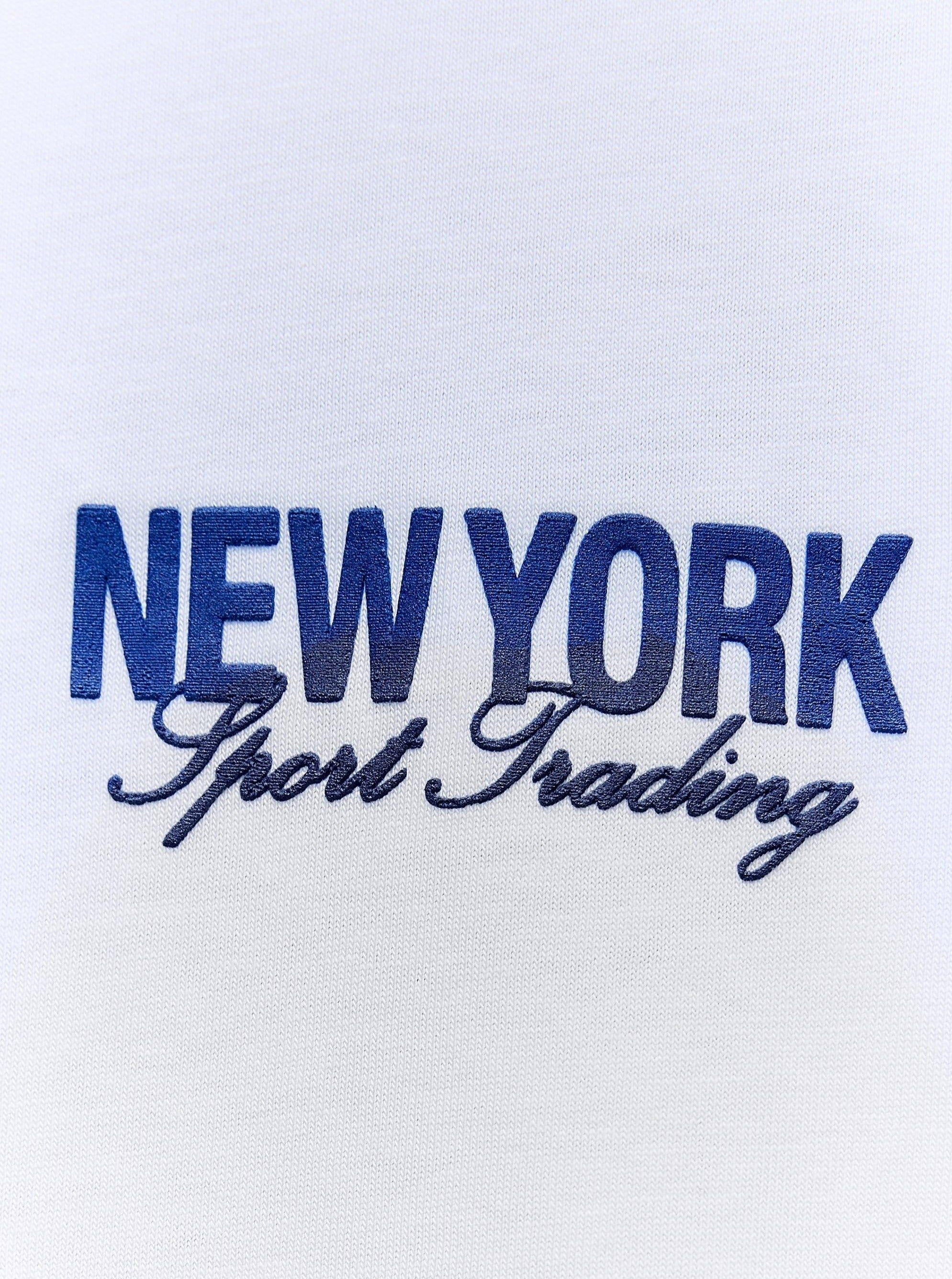 New York Sport Trading Logo auf weißem Hintergrund, modernes Design, ideal für Sportbekleidung, urbaner Stil, hochwertige Stickerei.
