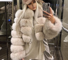 Eleganter Damen-Fuchspelzmantel, kurz, in Beige. Luxuriöse Wintermode, stilvoll und warm. Perfekt für trendbewusste Fashionistas.