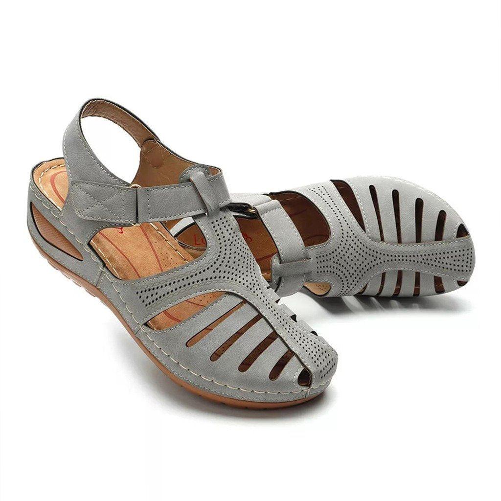 Graue, atmungsaktive orthopädische Sandalen mit niedrigem Absatz und Korrektionsfunktion. Ideal für Komfort und Fußgesundheit.