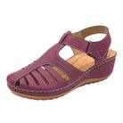 Lila orthopädische Sandale mit niedrigem Absatz, atmungsaktivem Design und Korrektionsfunktion. Perfekt für Komfort und Stil im Sommer.